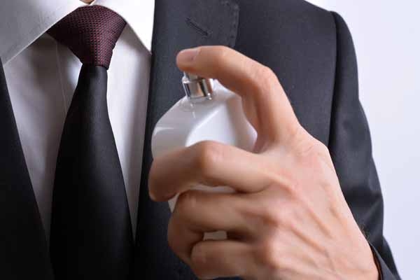 Tránh xịt nước hoa trực tiếp lên quần áo