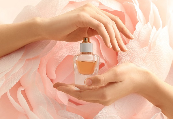 Bảo quản nước hoa đúng cách cũng giúp bảo vệ đầu bơm và nắp của chai