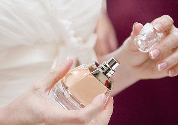 Không lắc mạnh nước hoa khi sử dụng