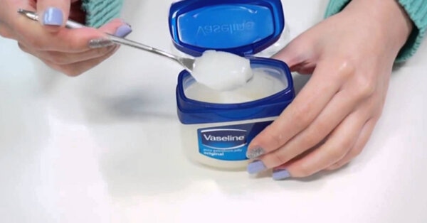 Làm nước hoa khô từ Vaseline