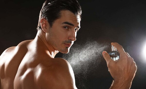 Làm sạch da trước khi xịt