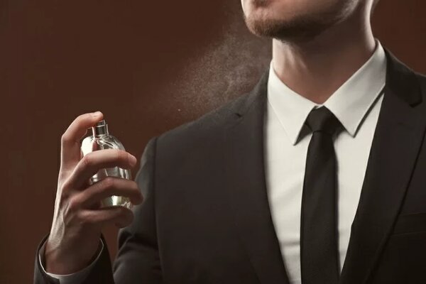 Xịt nước hoa lên quần áo