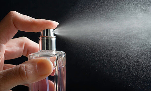 Chú ý khoảng cách xịt nước hoa