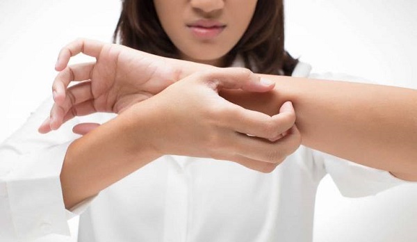 Ngứa và đỏ da là triệu chứng phổ biến nhất của dị ứng nước hoa
