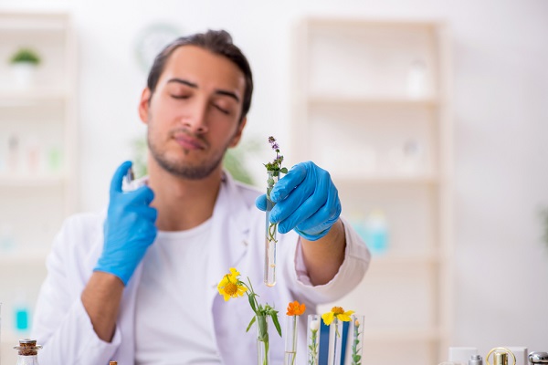 Nếu bạn có làn da nhạy cảm nên chọn nước hoa có thành phần dịu nhẹ