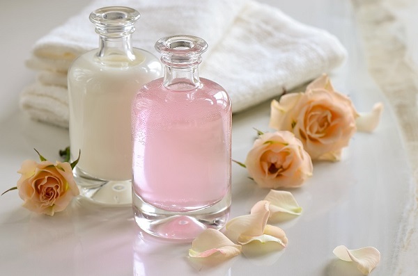 sử dụng nước hoa hồng có cần rửa lại không