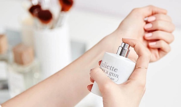 Nước hoa có thể bị tắc vòi xịt sau một thời gian do các hạt bụi