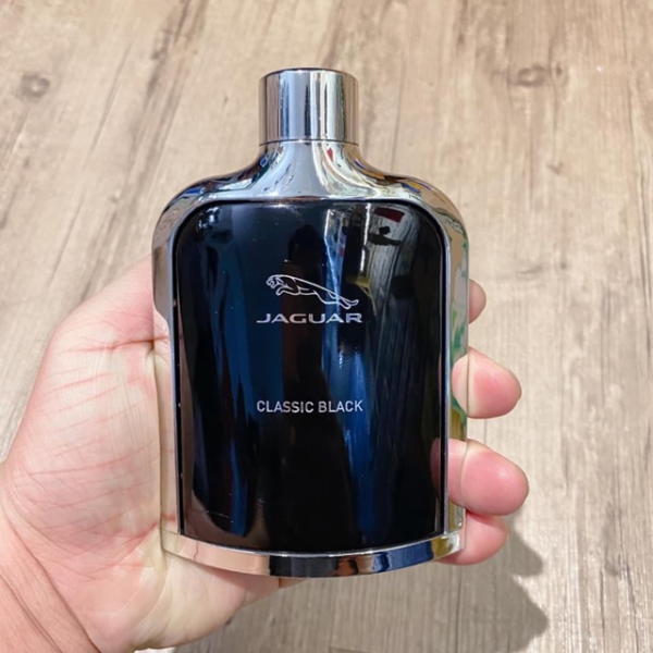 Classic Black của Jaguar mang đến hương thơm của hương gỗ đàn hương