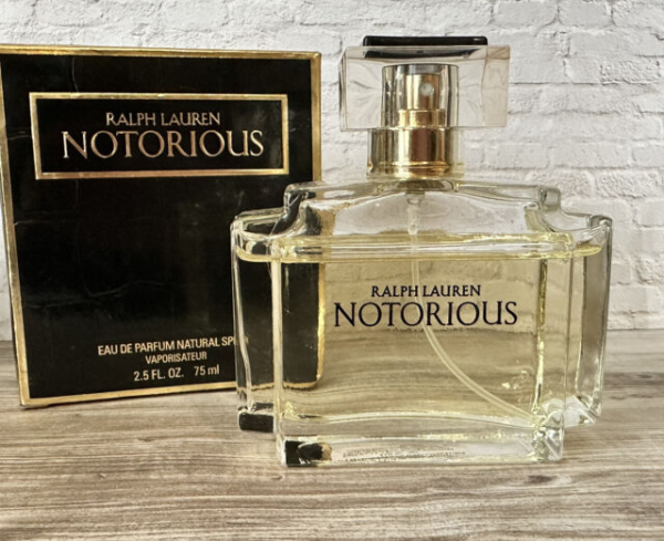 Ralph Lauren Notorious là chai nước hoa đính kèm một viên kim cương