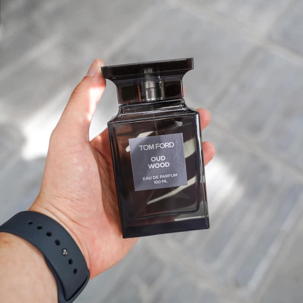 Oud Wood của Tom Ford là một loại nước hoa unisex với hương gỗ