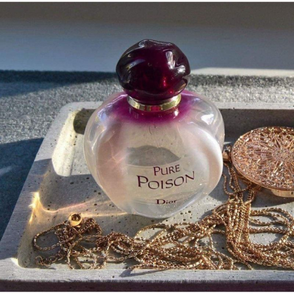 Dior Pure Poison là một chai nước hoa hoa cỏ phương Đông gợi cảm