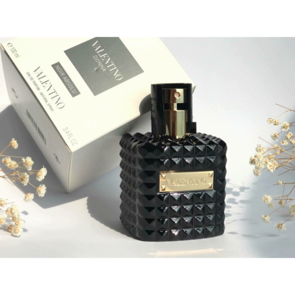 Valentino Donna Noir Absolu là biểu tượng của sự gợi cảm và bí ẩn
