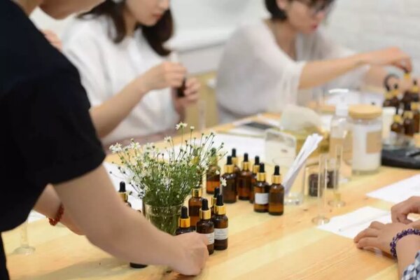 Workshop làm nước hoa: Khám phá nghệ thuật tạo hương thơm cá nhân