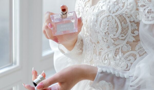 Xịt nước hoa lên tai