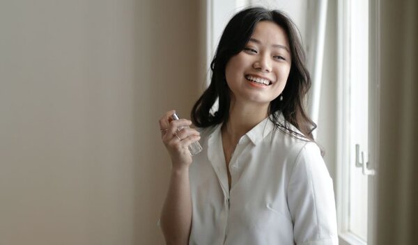 Xịt nước hoa lên lược chải tóc