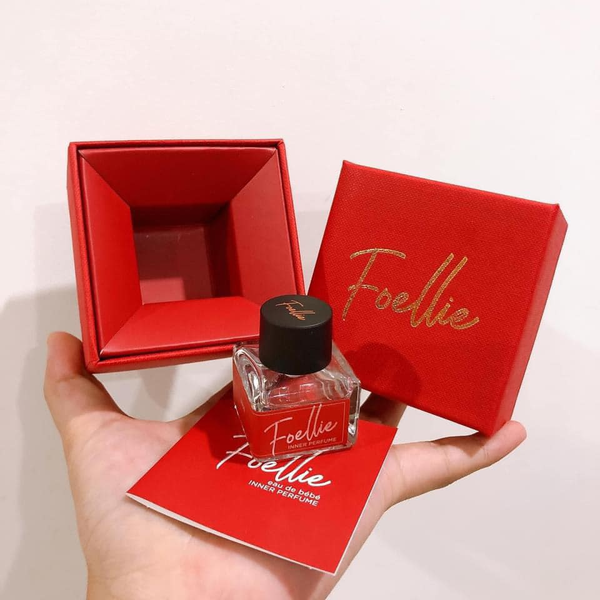 Nước hoa Foellie Eau de Bebe có màu đỏ tươi tắn, bắt mắt
