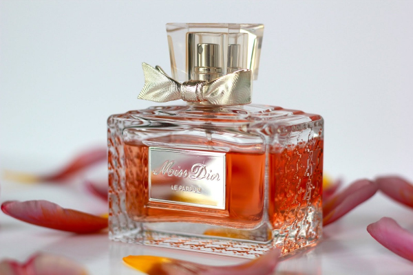 Nước hoa Miss Dior Le Parfum là một tác phẩm nghệ thuật đích thực trong thế giới của hương thơm cao cấp