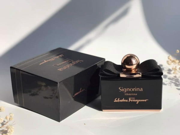 Review Nước hoa Signorina đen – hương thơm ma mị huyền bí